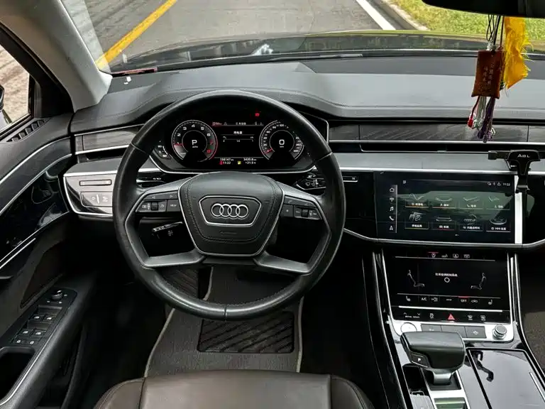 Audi A8 — фото 10