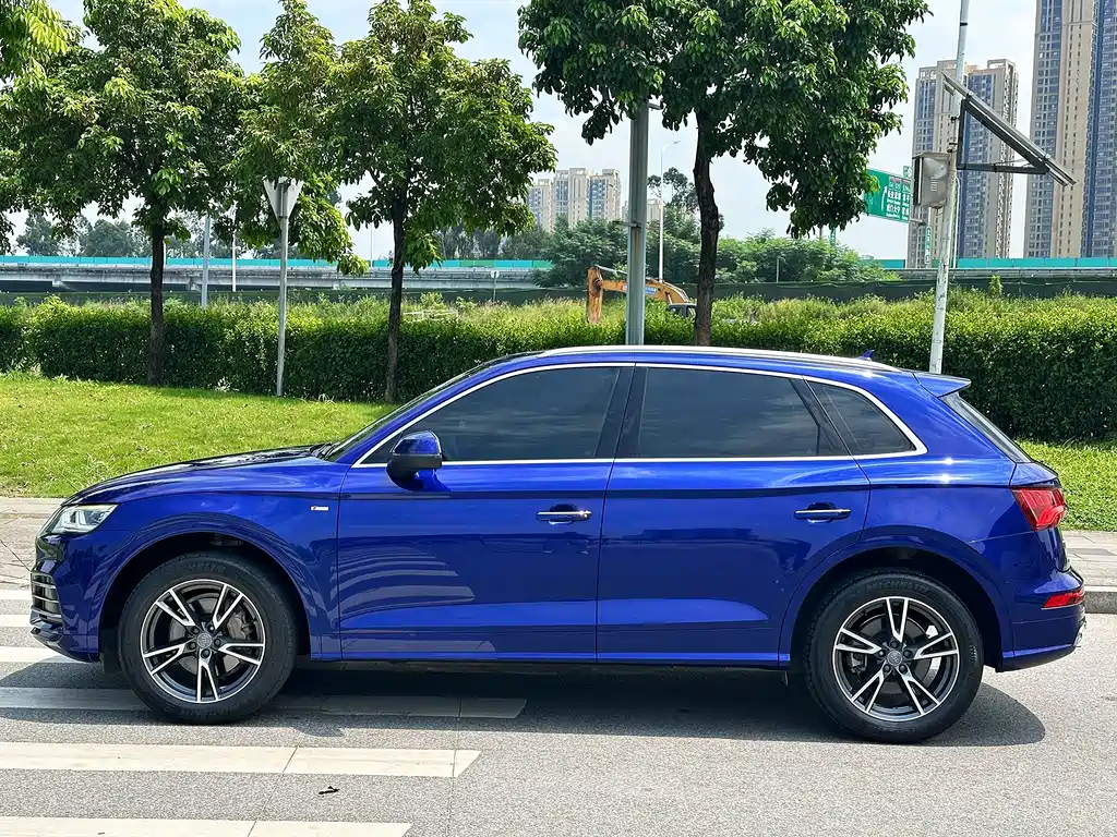 Audi Q5L — фото 3