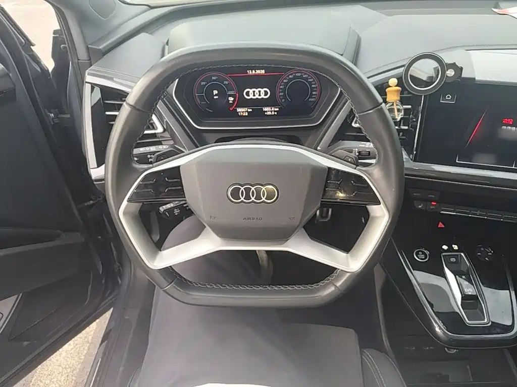 Audi Q4 e-tron — фото 11