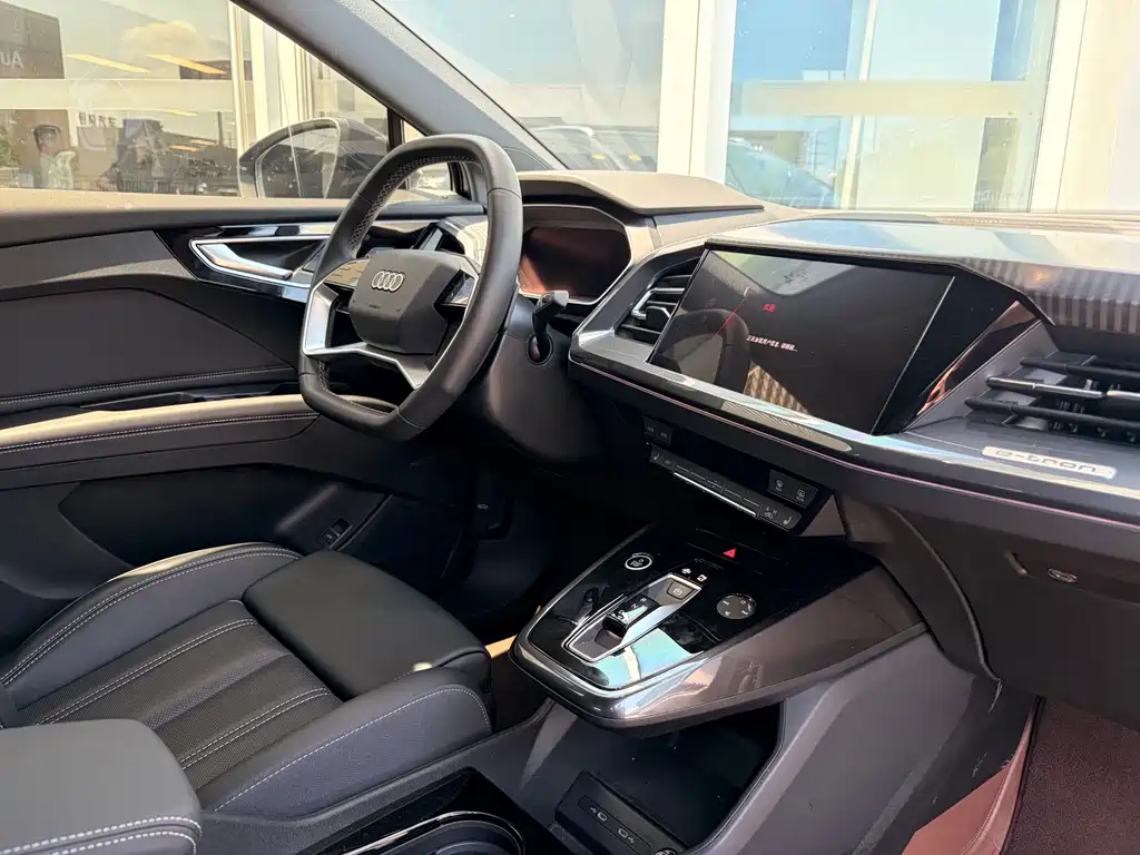 Audi Q4 e-tron — фото 16