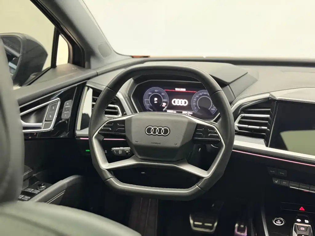 Audi Q4 e-tron — фото 15