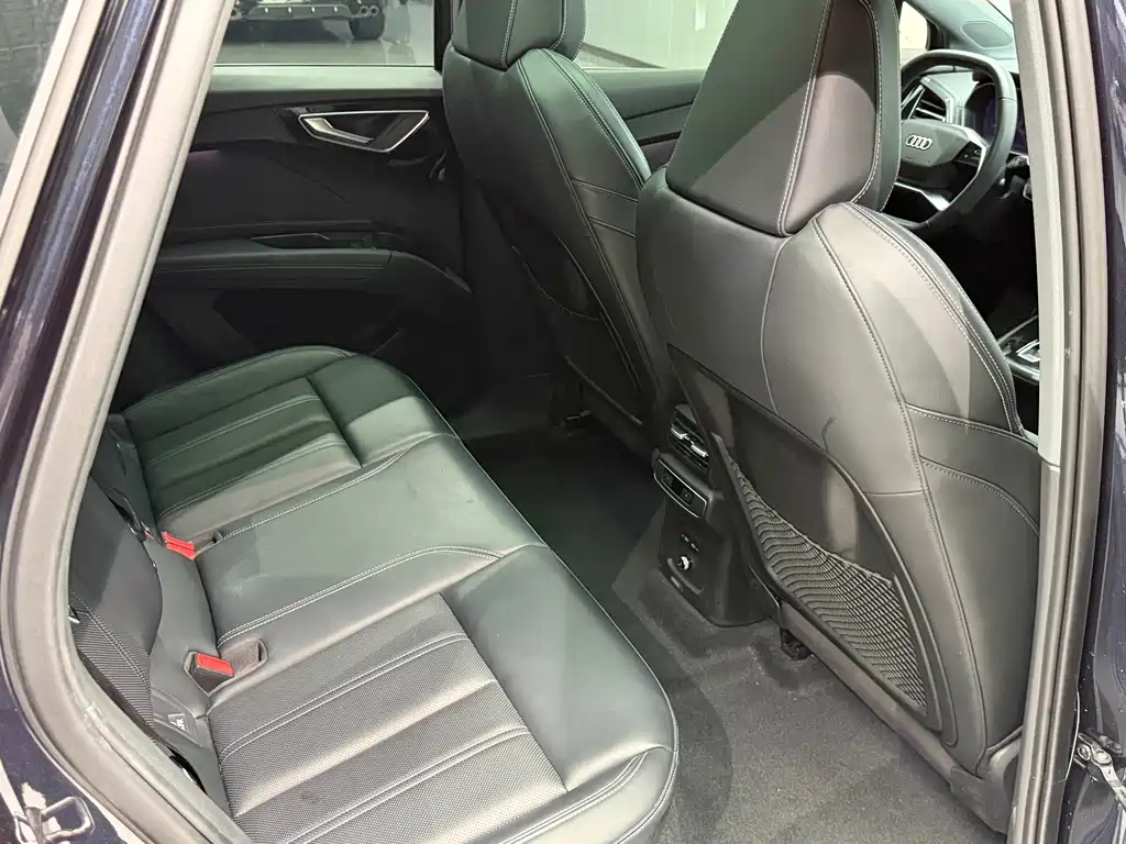 Audi Q4 e-tron — фото 17