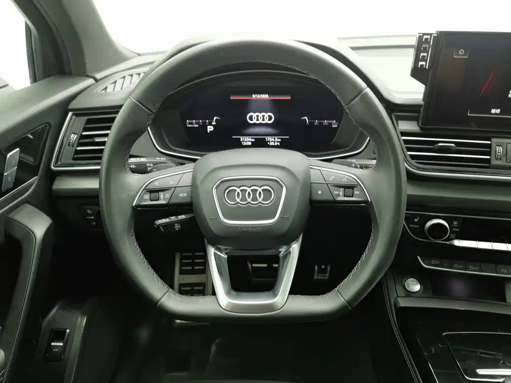 Audi Q5L — фото 11