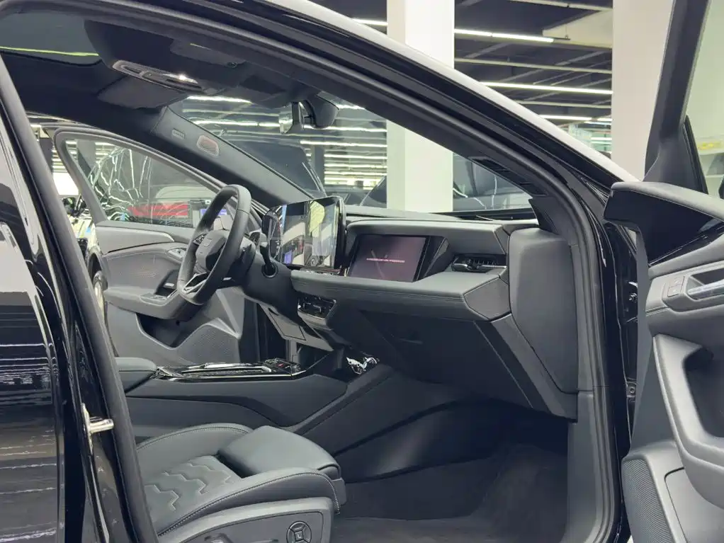 Audi A6L e-tron — фото 10