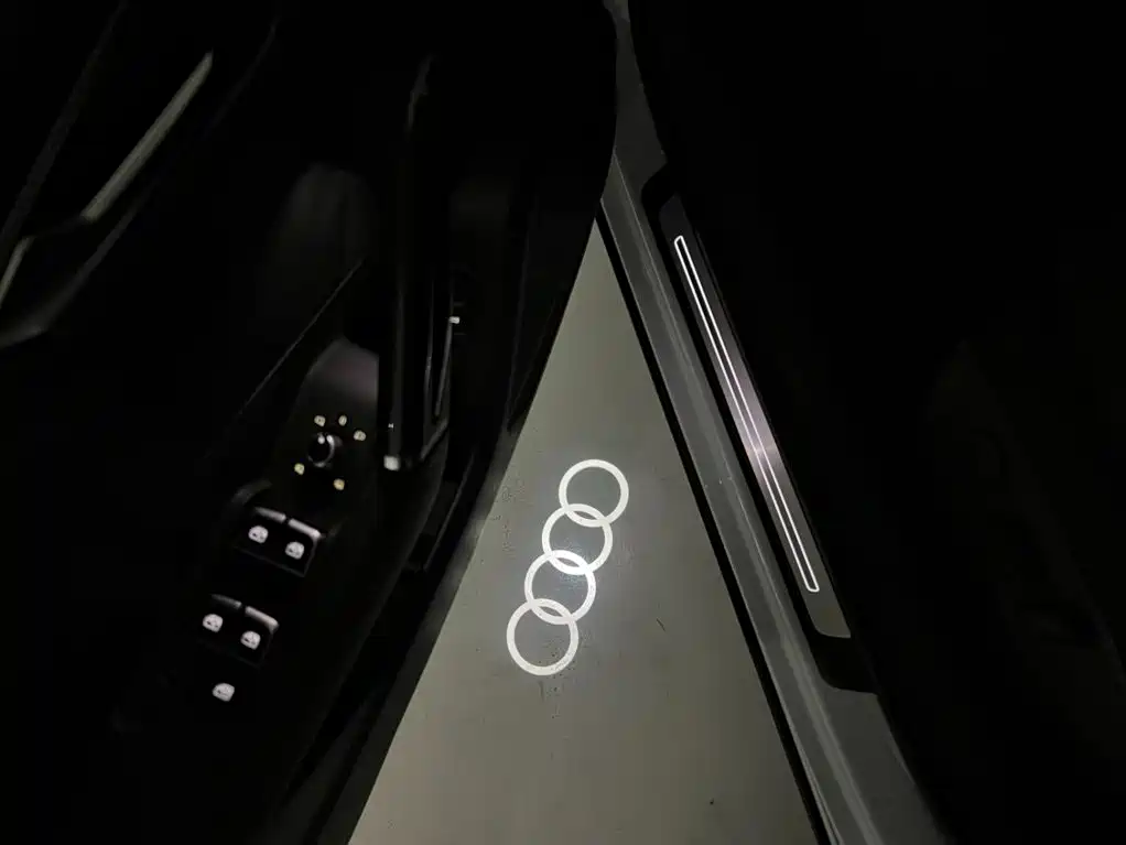 Audi Q2L — фото 11