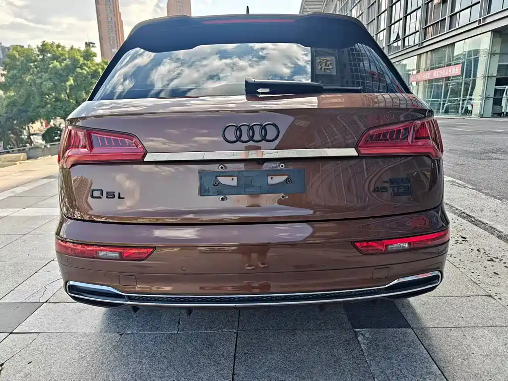 Audi Q5L — фото 5