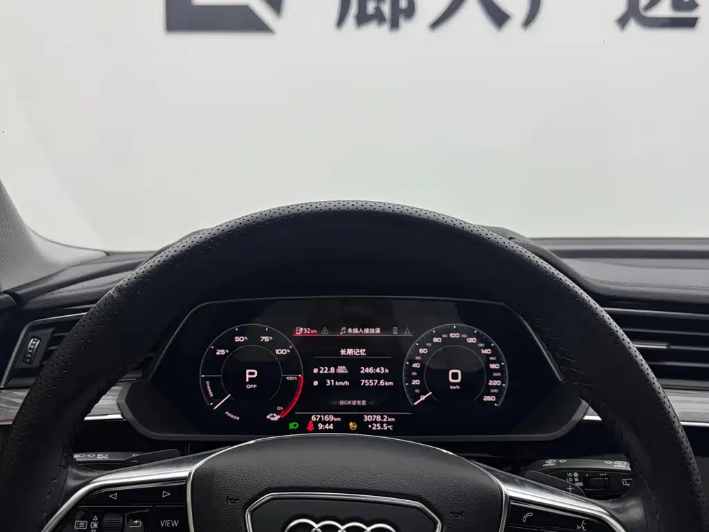 Audi e-tron — фото 10