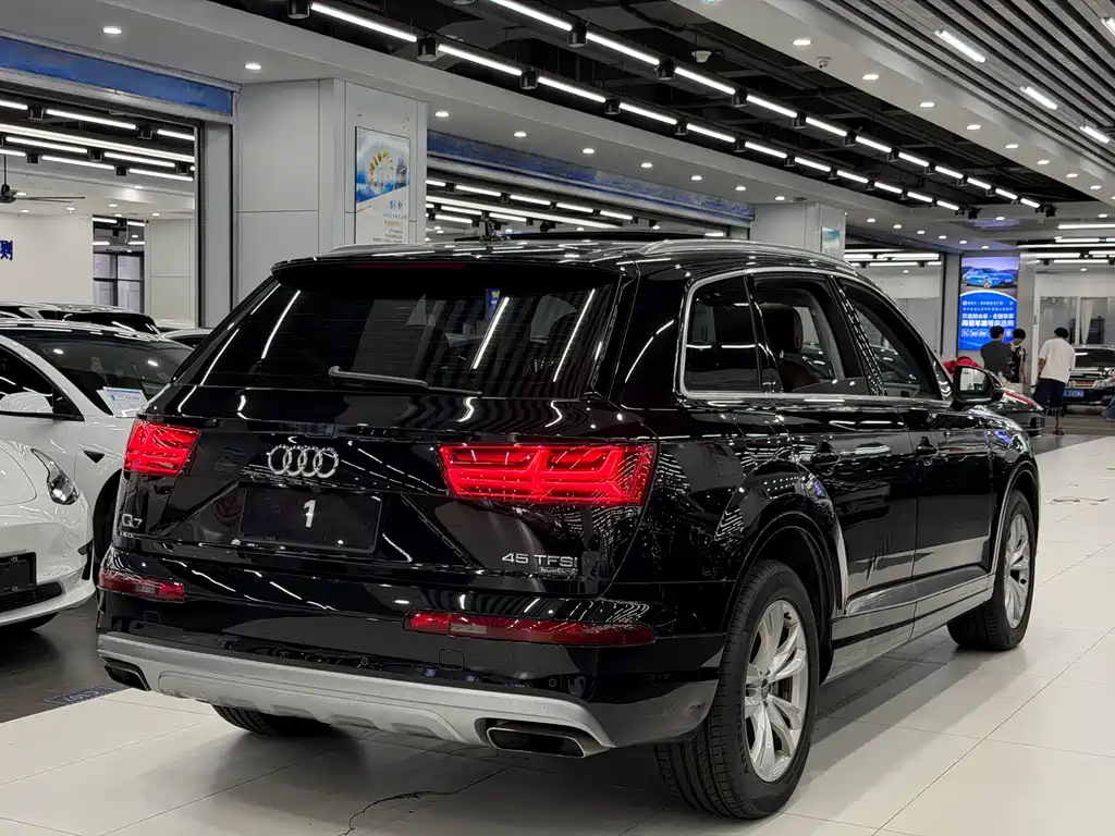 Audi Q7 — фото 6