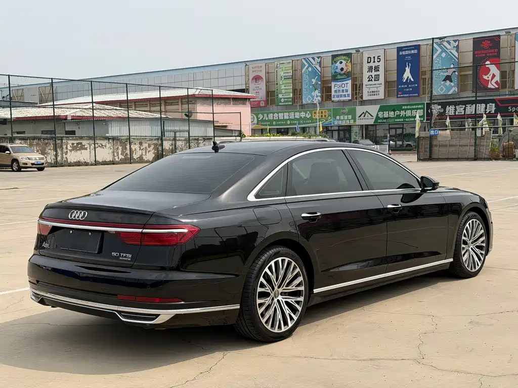 Audi A8 — фото 6