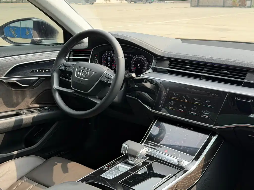 Audi A8 — фото 10