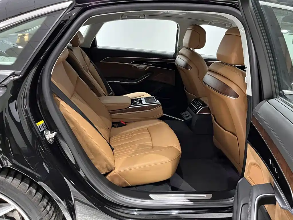 Audi A8 — фото 3