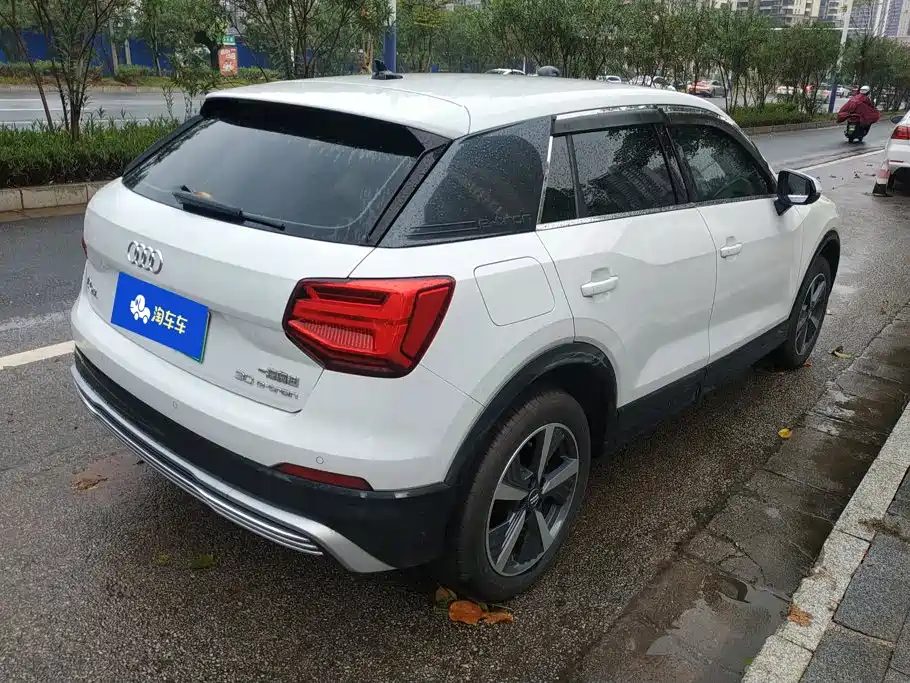 Audi Q2L e-tron — фото 3