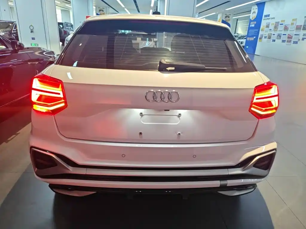 Audi Q2L — фото 6