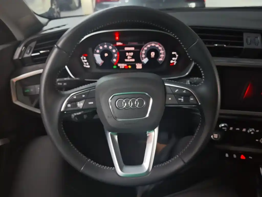 Audi Q3 — фото 11