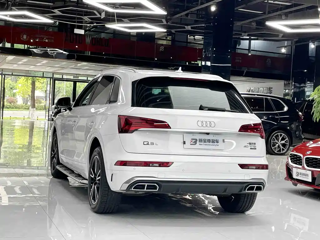 Audi Q5L — фото 11