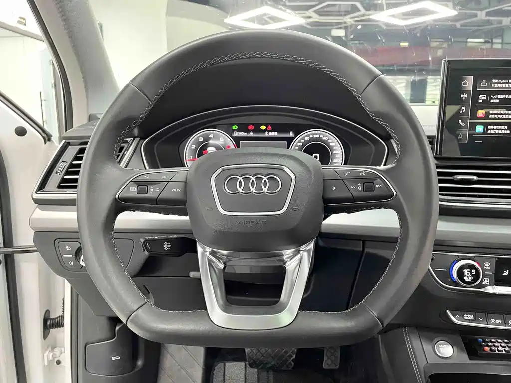 Audi Q5L — фото 15