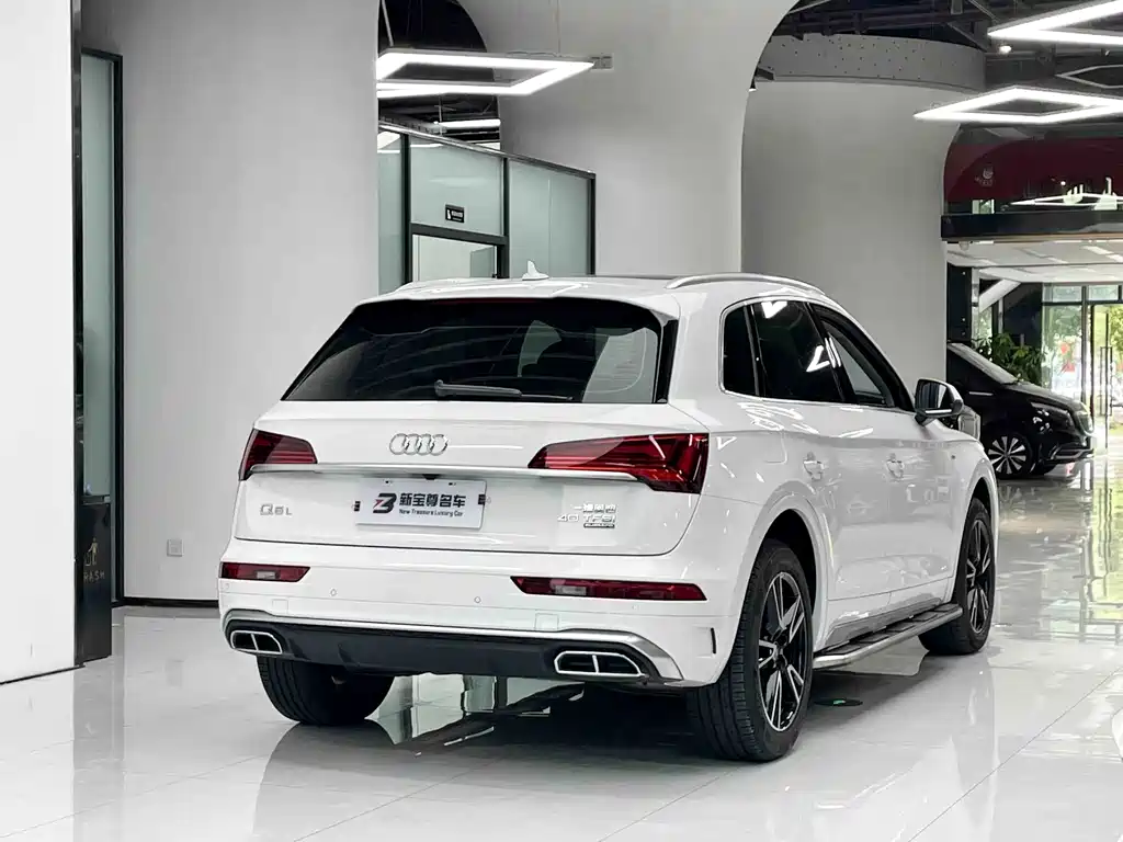 Audi Q5L — фото 10