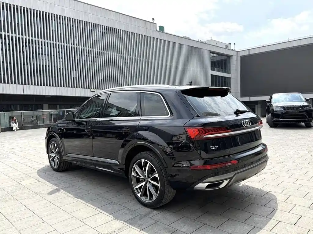 Audi Q7 — фото 18