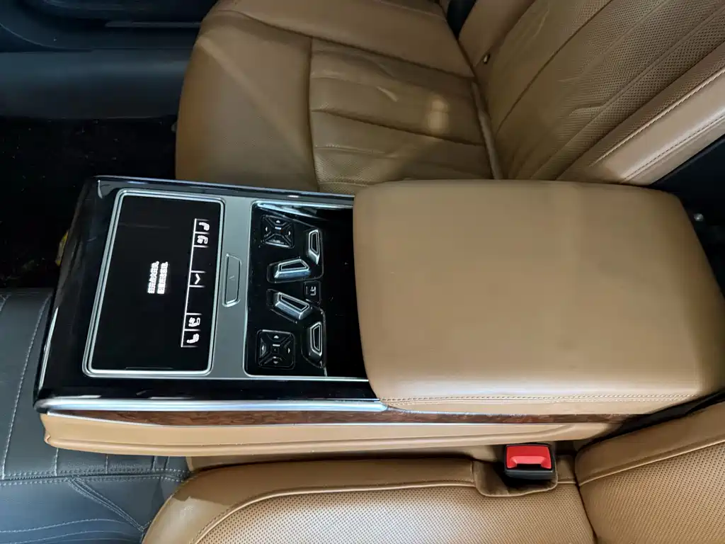 Audi A8 — фото 8