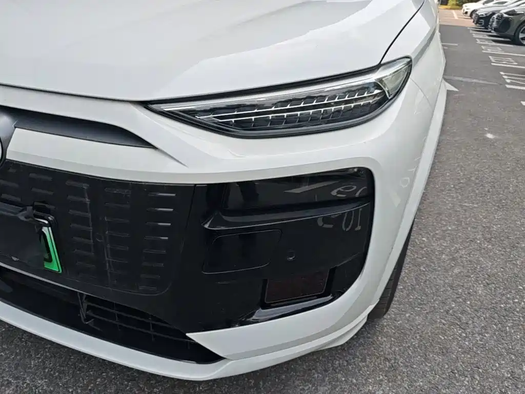 Audi Q6L e-tron — фото 24