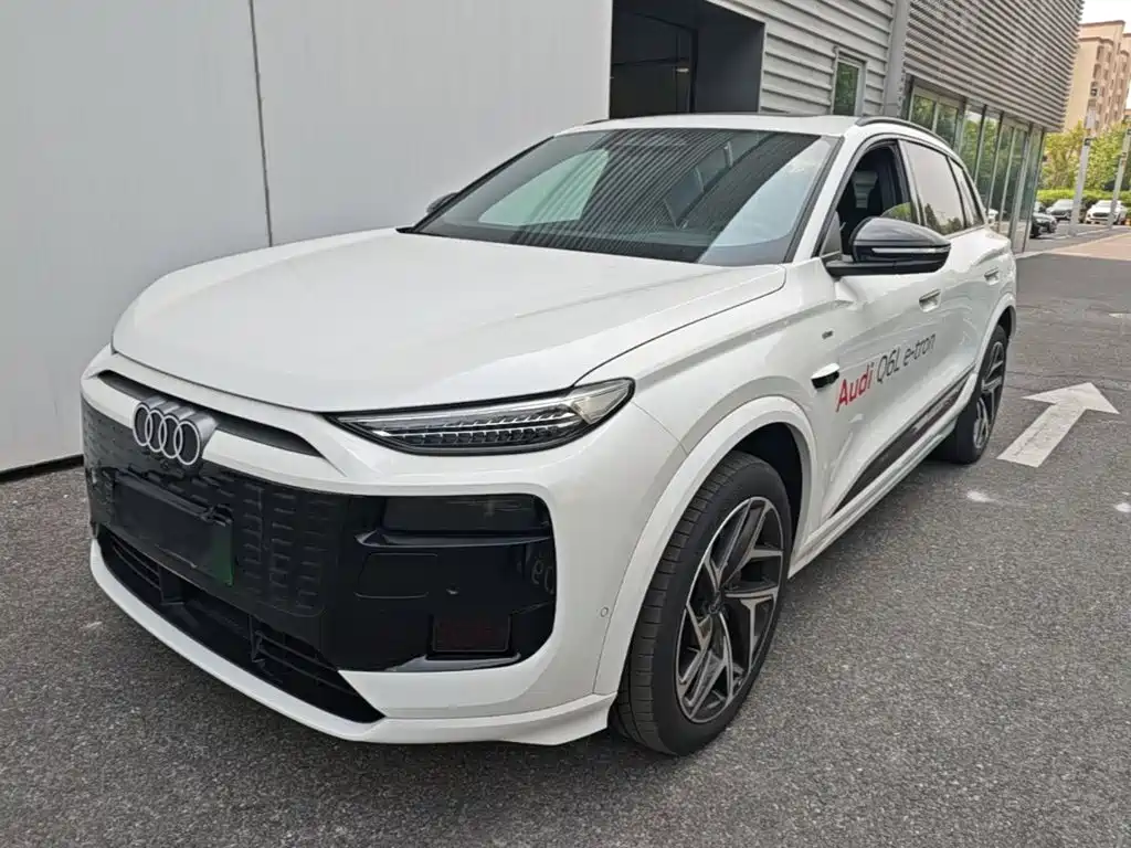 Audi Q6L e-tron — фото 1
