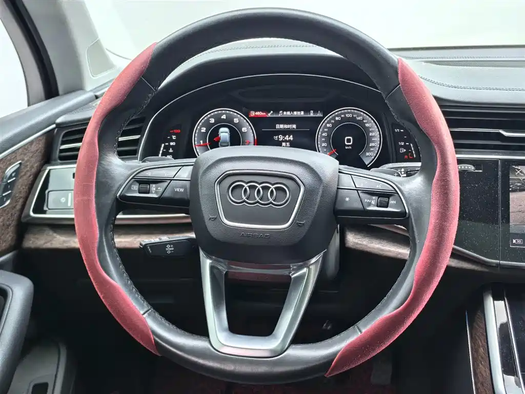 Audi Q7 — фото 18