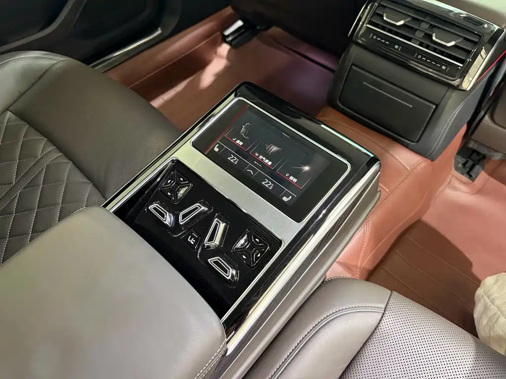 Audi A8 — фото 9