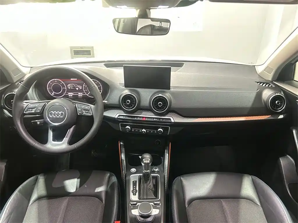 Audi Q2L e-tron — фото 6