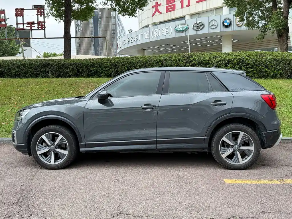 Audi Q2L e-tron — фото 3