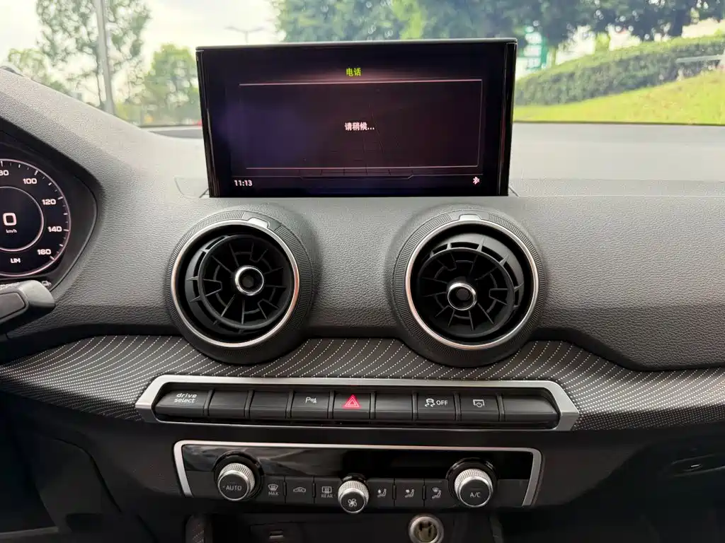 Audi Q2L e-tron — фото 10
