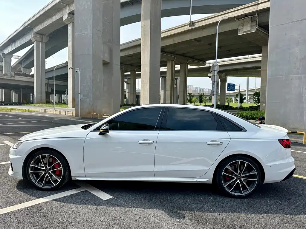 Audi A4L — фото 5