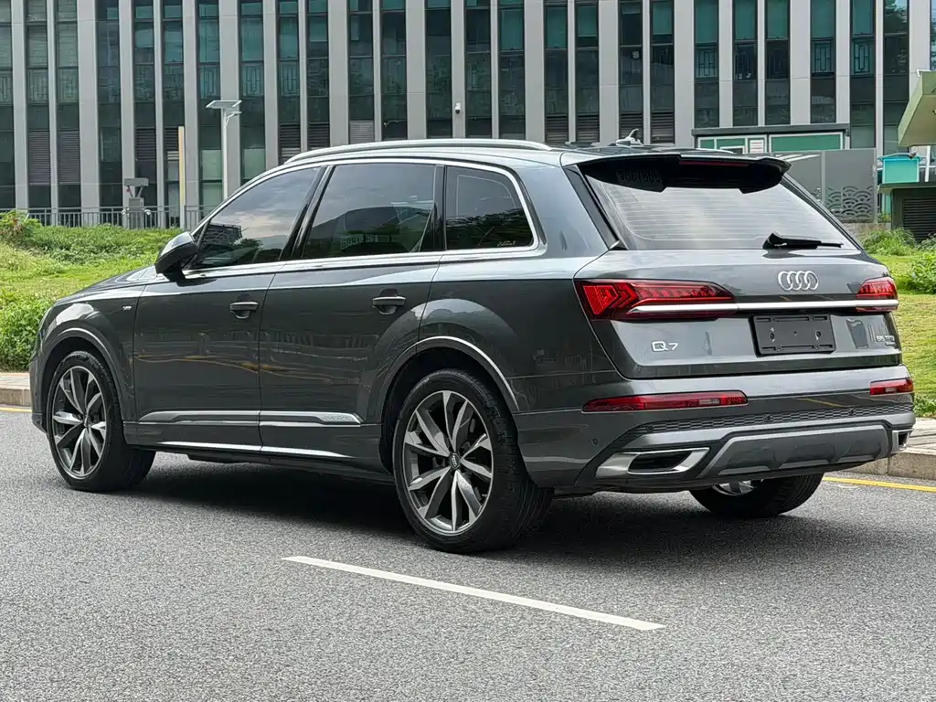 Audi Q7 — фото 6