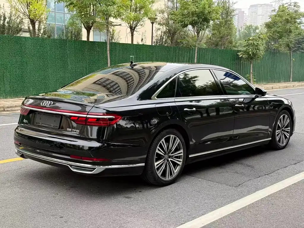 Audi A8 — фото 7