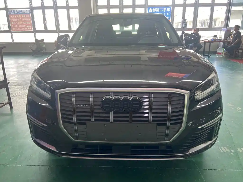 Audi Q2L e-tron — фото 2