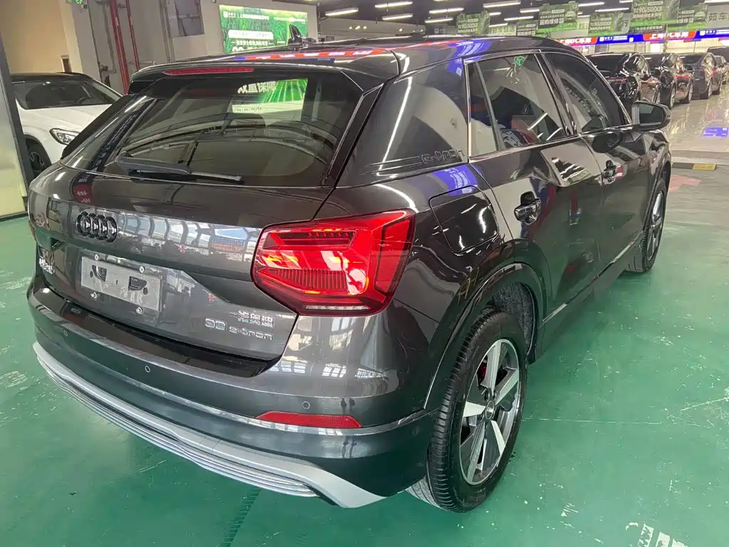 Audi Q2L e-tron — фото 14