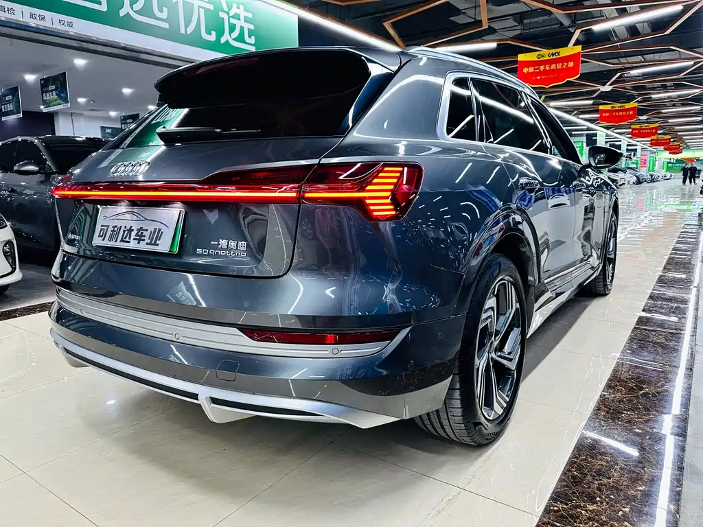 Audi e-tron — фото 5