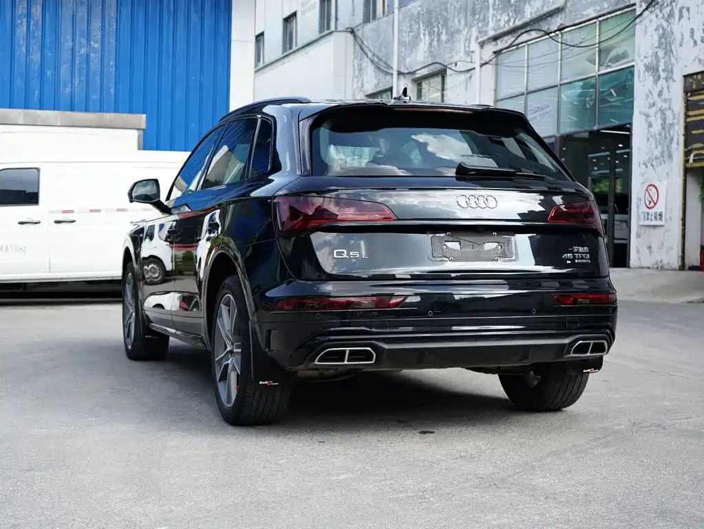 Audi Q5L — фото 19