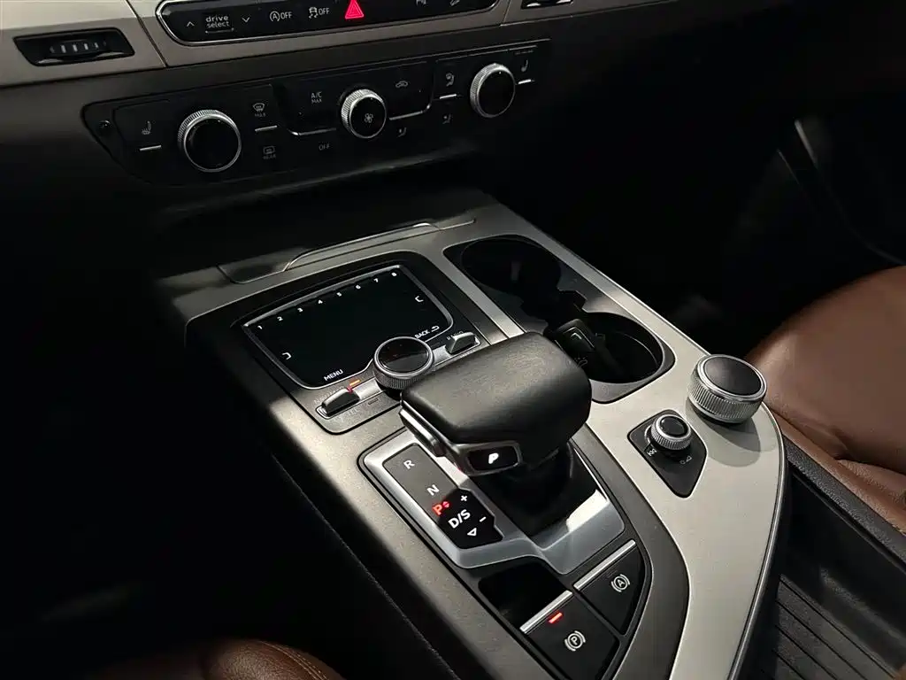 Audi Q7 — фото 11
