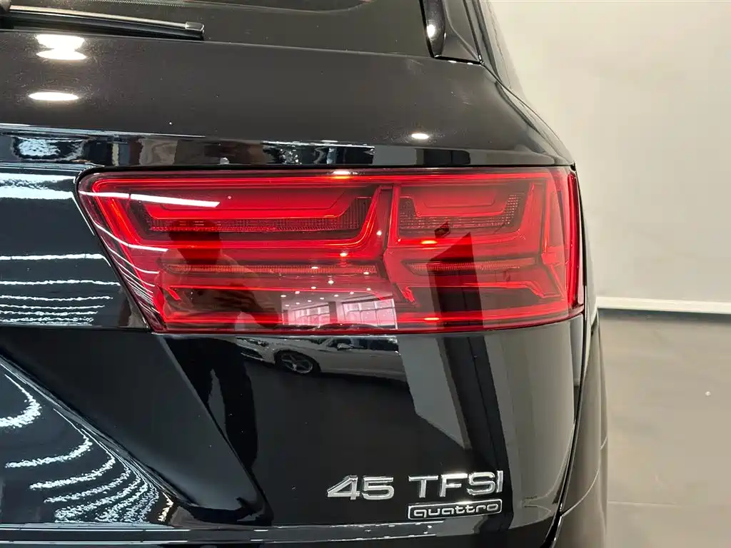 Audi Q7 — фото 16