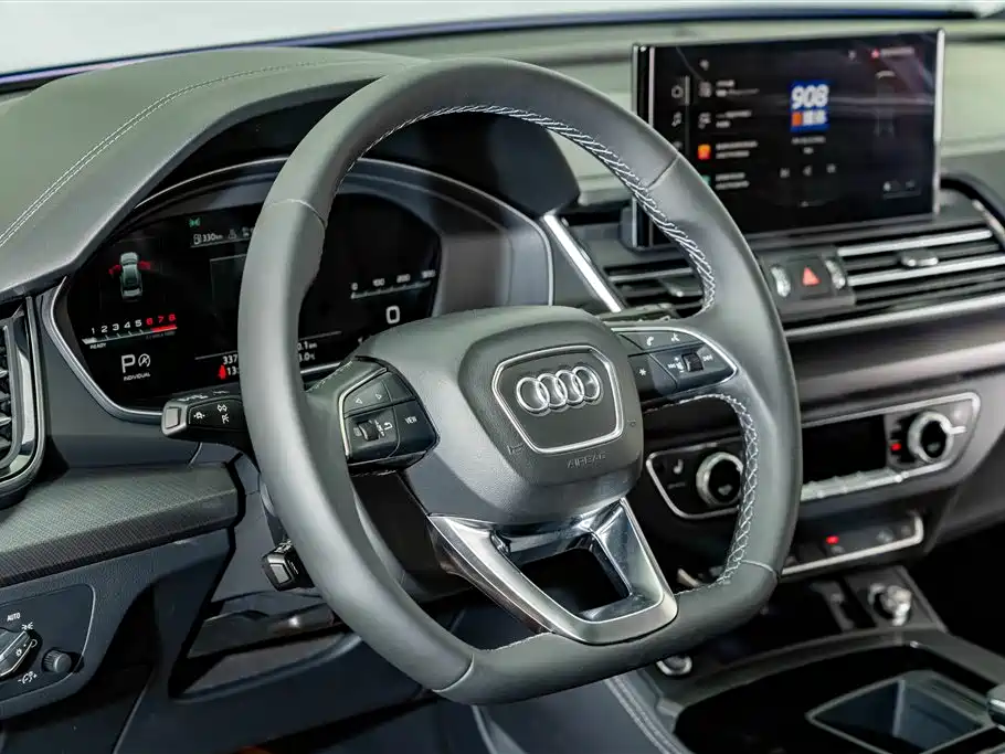 Audi Q5L — фото 11