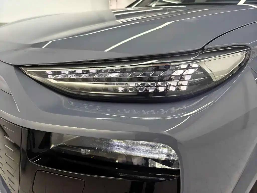 Audi Q6L e-tron — фото 17