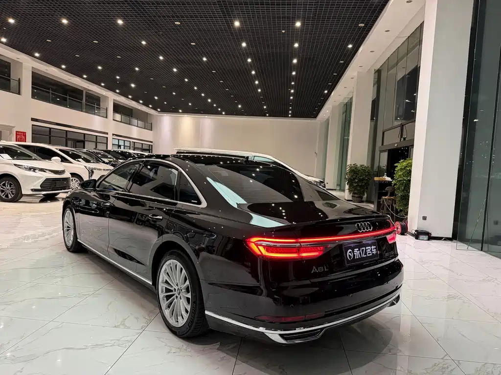Audi A8 — фото 12
