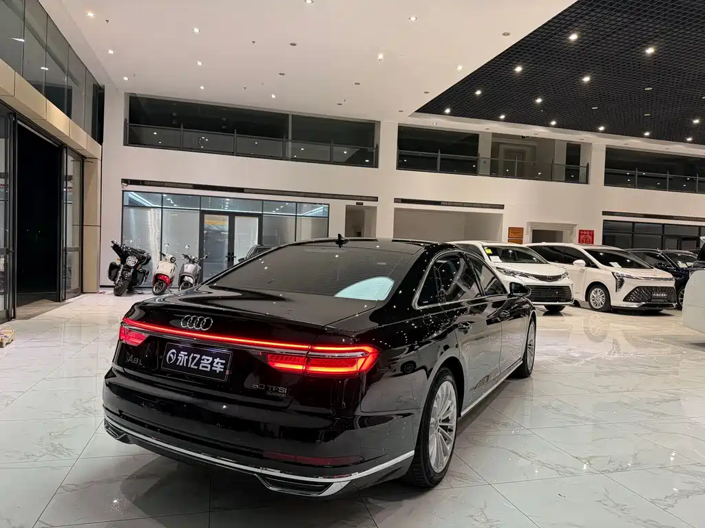 Audi A8 — фото 10