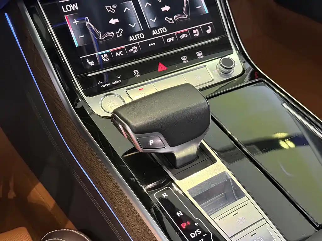 Audi A8 — фото 9