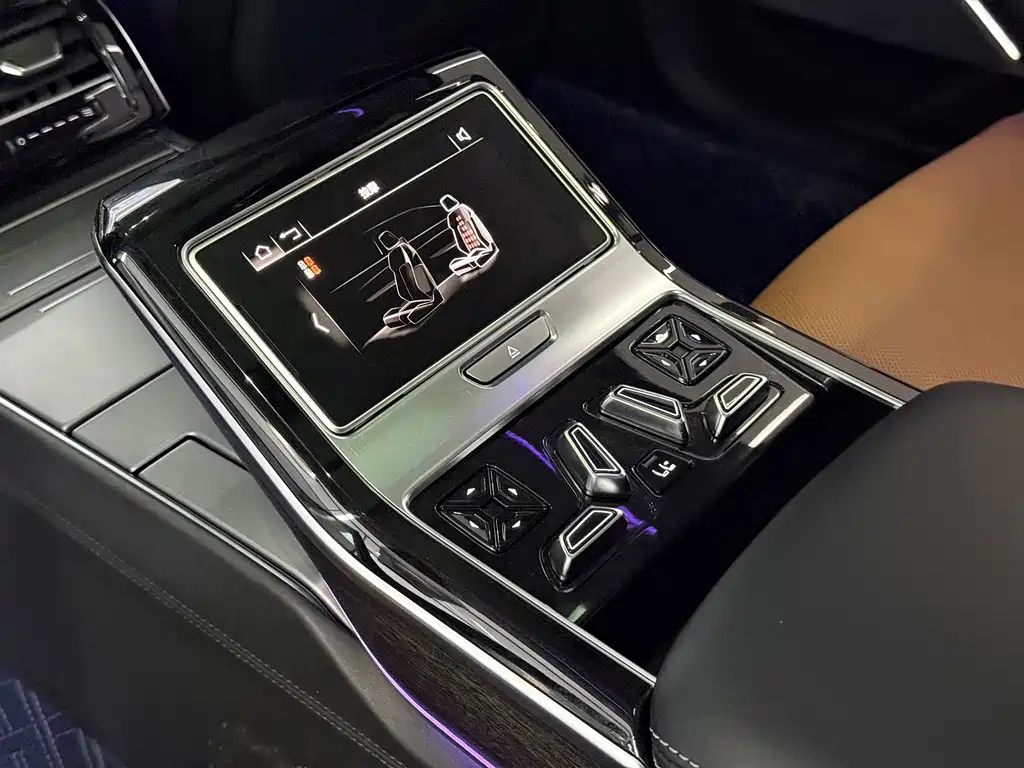 Audi A8 — фото 13