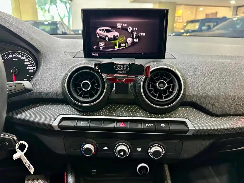Audi Q2L — фото 14