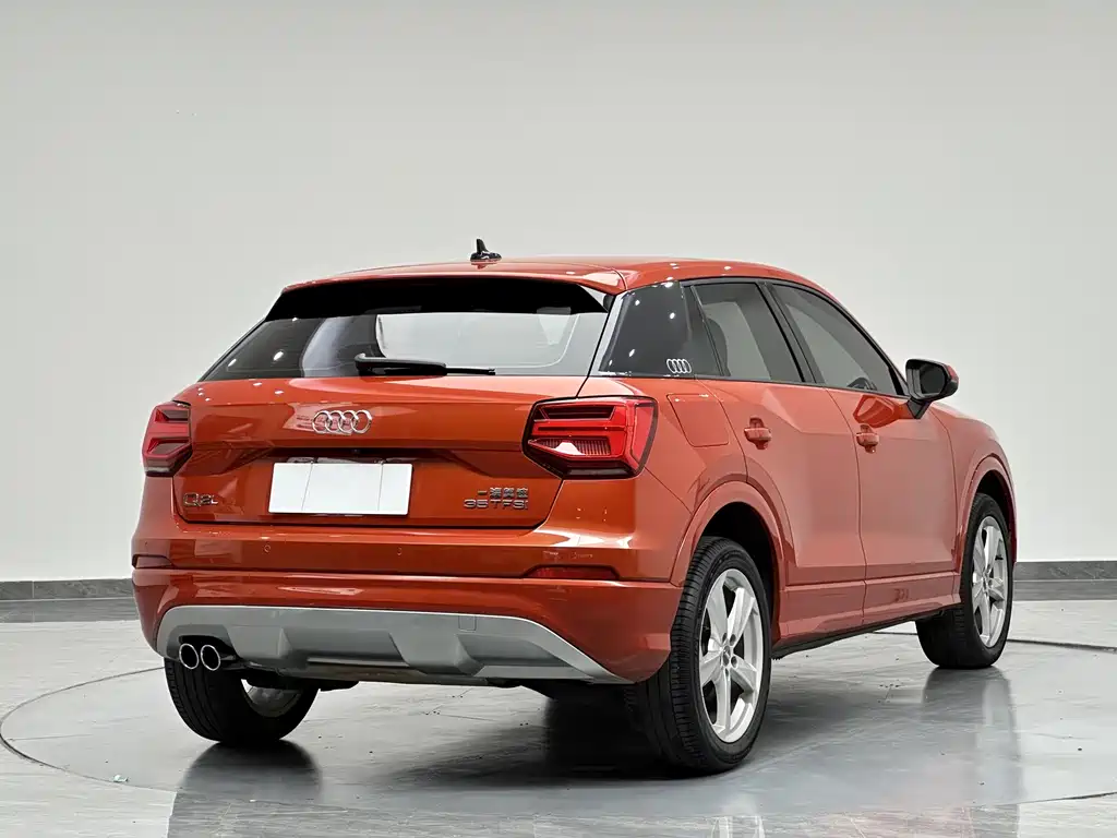 Audi Q2L — фото 8