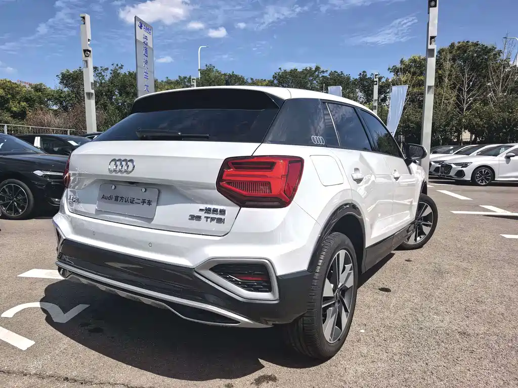 Audi Q2L — фото 23