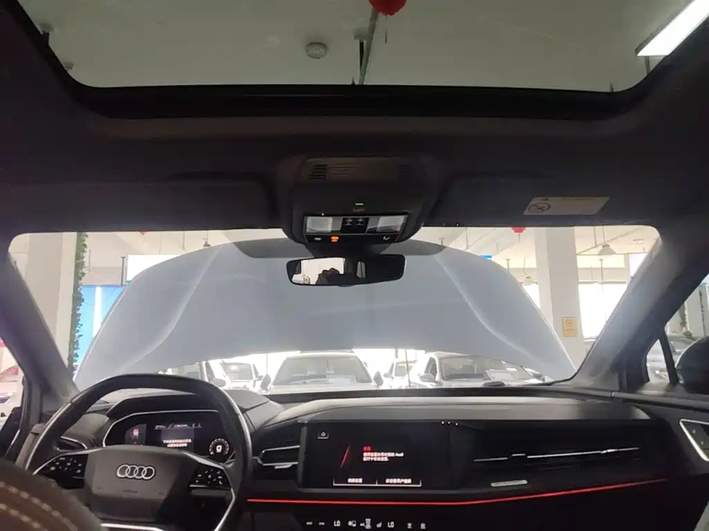 Audi Q4 e-tron — фото 18