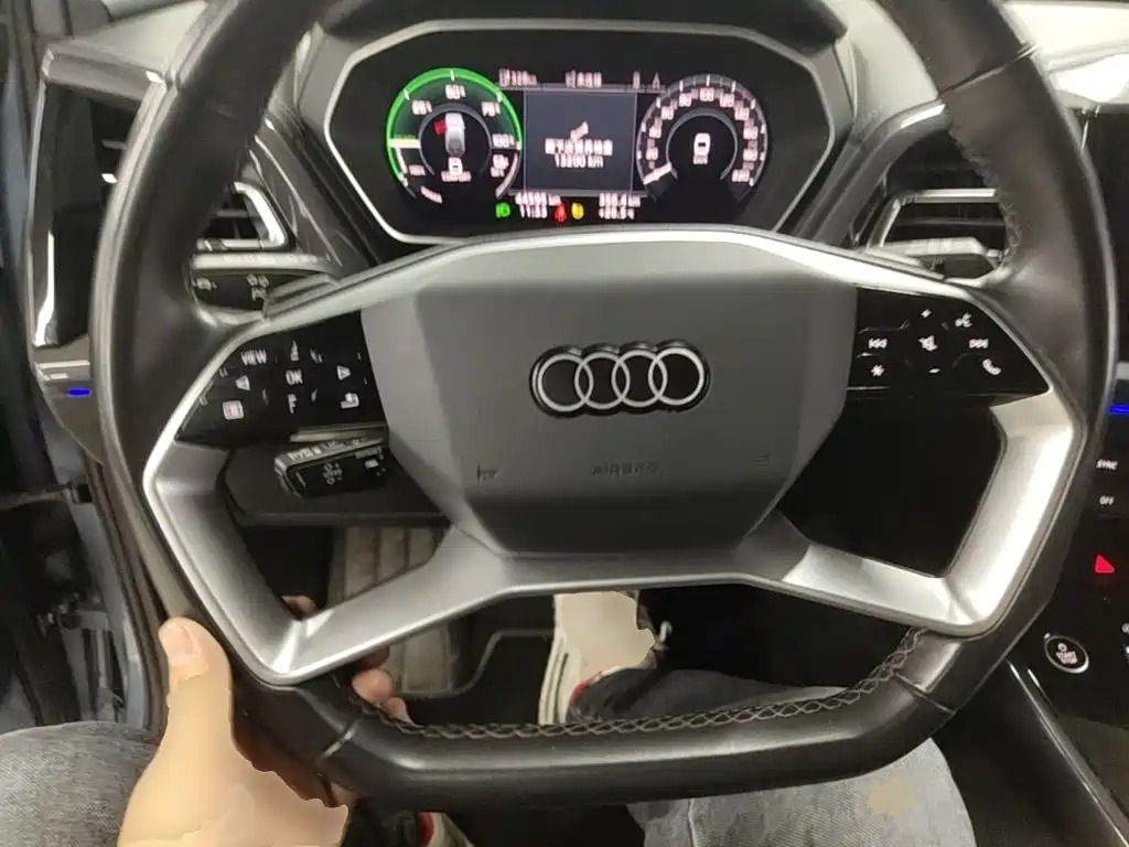 Audi Q4 e-tron — фото 11